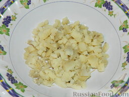 Салат с сухариками "Грибное лукошко": Нарезать картофель кубиками.