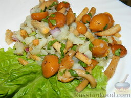 Салат с сухариками "Грибное лукошко": Салат с сухариками и грибами готов. Приятного аппетита!
