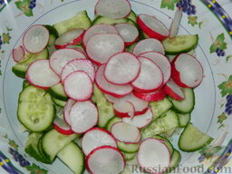 Картофельный салат с шампиньонами "Бурлеск": Редис помыть, удалить хвостики, нарезать кружочками.