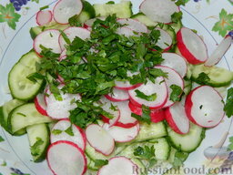 Картофельный салат с шампиньонами "Бурлеск": Мелко порубить зелень.