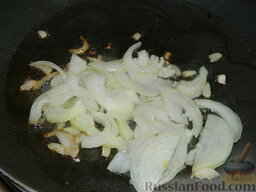 Картофельный салат с шампиньонами "Бурлеск": Лук очистить, нарезать полукольцами. Обжарить на растительном масле.