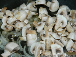 Картофельный салат с шампиньонами "Бурлеск": Добавить к луку разрезанные на 4-6 частей шампиньоны. Лучше выбирать некрупные грибы.