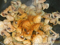 Картофельный салат с шампиньонами "Бурлеск": Жарить грибы минут 10, посолив и добавив специи по вкусу.