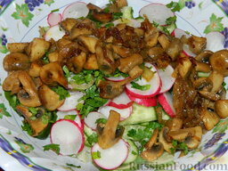 Картофельный салат с шампиньонами "Бурлеск": Грибы остудить и добавить в салат. Все перемешать.