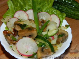 Картофельный салат с шампиньонами "Бурлеск": Салат картофельный с грибами готов. Приятного аппетита!