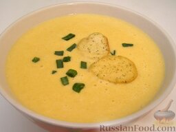 Крем-суп из сельдерея: Подавать крем-суп из сельдерея с зеленым луком и сухариками.