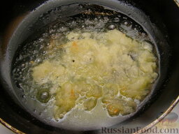 Крем-суп из сельдерея: Разогреть половину сливочного и оливкового масла. Потушить лук на среднем огне 7 минут.