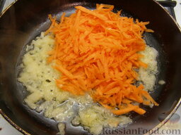 Крем-суп из сельдерея: Добавить морковь. Перемешать. Тушить 10 минут. Влить оставшееся сливочное масло.