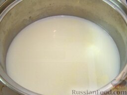 Крем-суп из сельдерея: Оставшееся молоко смешать с водой или бульоном. Довести до кипения. Если образовалась пенка, процедить.