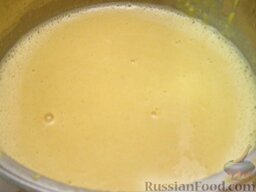 Крем-суп из сельдерея: Понемногу, тщательно размешивая (можно блендером или миксером) ввести молоко в овощное пюре. Довести крем-суп из сельдерея до кипения. При необходимости досолить.