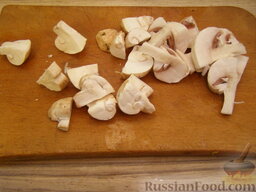 Фрикадельки грибные: Грибы вымыть, нарезать.