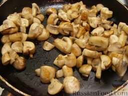 Фрикадельки грибные: На сковороде разогреть 2 ст. ложки масла. Добавить грибы и жарить-тушить их на среднем огне  15 минут. Время от времени перемешивать.