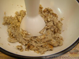 Фрикадельки грибные: Грибы перемолоть мясорубкой или пюрировать блендером.