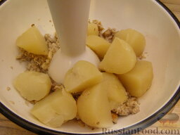 Фрикадельки грибные: Добавить картофель, размять.