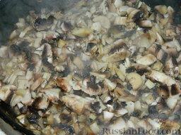 Макароны с грибами: Грибы быстро промыть, чтоб они впитали как можно меньше воды, мелко нарезать и добавить к луку.