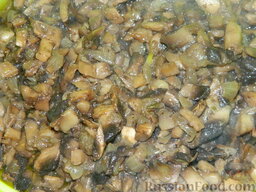 Макароны с грибами: Посолить, поперчить по вкусу, по желанию добавить специи к грибам или к макаронам, жарить до испарения всей жидкости и легкой румяности.