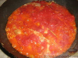 Треска алла ливорнезе (по-ливорнийски): Добавляем помидоры в собственном соку, нарезанные кубиками. Солим.