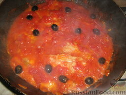Треска алла ливорнезе (по-ливорнийски): Добавляем немного маслин. Тушим треску в томатном соусе 15-20 мин. на медленном огне