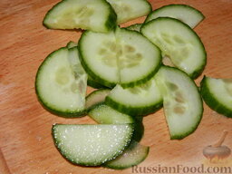 Салат из капусты и овощей "Красотка": Как приготовить салат из капусты с овощами:    Огурчики вымыть, нарезать полукружьями.