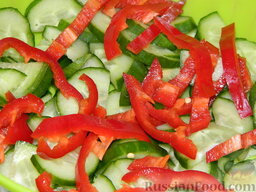 Салат из капусты и овощей "Красотка": Смешать огурцы с перцем.