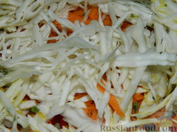 Салат из капусты и овощей "Красотка": Капусту тонко нашинковать и добавить в салат.