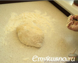Пасха мамы (пасхальный кулич): Отделенную порцию теста выкладываем на посыпанный мукой стол.