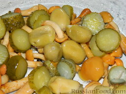 Салат с маринованными опятами: Добавить оливки.