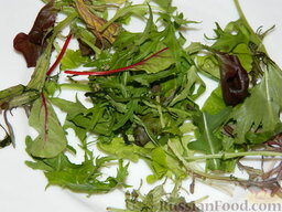 Салат с маринованными опятами: Блюдо покрыть вымытой салатной зеленью.