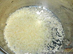 Салат "Кальмаровый дар": Как приготовить салат из кальмаров с рисом и огурцами:    Рис промыть тщательно, несколько раз меняя воду. Залить кипятком, его должно быть в 2 раза больше риса, посолить по вкусу и варить до готовности на среднем огне 15 минут.