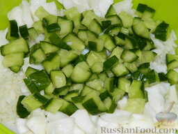 Салат "Кальмаровый дар": Огурцы нарезать кубиками и добавить в салат.