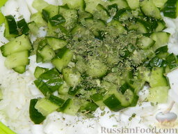 Салат "Кальмаровый дар": Посолить по вкусу, добавить пряные травы.