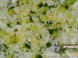 Салат "Кальмаровый дар": Заправить салат горчичным или любым растительным маслом.