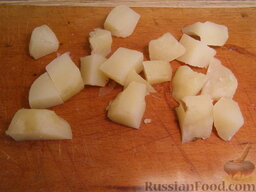 Салат с языком "Аппетитный": Как приготовить салат с отварным языком:    Если готового картофеля нет, отвариваем 2 картофелины в мундире. Очищаем и режем крупными кубиками.