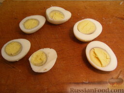 Салат с языком "Аппетитный": Перепелиные яйца отвариваем, очищаем и режем пополам.