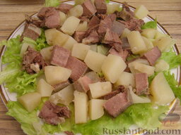 Салат с языком "Аппетитный": 2 слой. Выкладываем вперемешку кубики картофеля и языка. Выкладываем щедро, в два-три уровня.