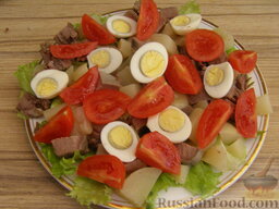 Салат с языком "Аппетитный": 3 слой. На следующем этаже утонченные компоненты - перепелиные яйца и черри. Теперь салат можно слегка посолить.