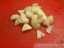Салат из морской капусты с сельдью и овощами: Лук очистить, вымыть нарезать кубиками или мелко нашинковать.