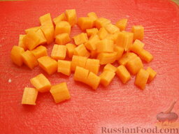 Салат из морской капусты с сельдью и овощами: Морковь очистить вымыть, нарезать кубиками чуть мельче кубиков селедки.