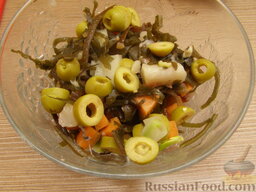 Салат из морской капусты с сельдью и овощами: И смешиваем с салатом.