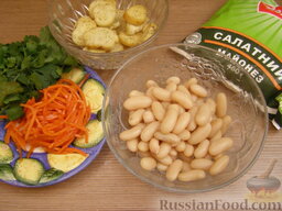 Быстрый салат с фасолью и кинзой: Подготовить продукты для салата с фасолью консервированной:    Фасоль слить и промыть, морковь вынуть и слегка обсушить.