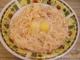 Тарталетки из тертого картофеля: Добавить яйца, посолить.