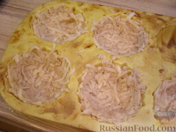 Тарталетки из тертого картофеля: Силиконовые формы смазать маслом.    Горсть картофеля отжать и разложить в формах в виде гнезда.