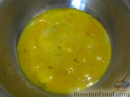 Кулич Пасхальный домашний: Отделить яичные желтки от белков.