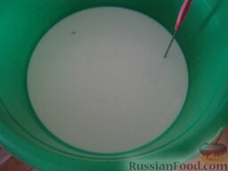 Кулич Пасхальный домашний: Молоко нагреть до 30-35 градусов. В теплом молоке растворить дрожжи.