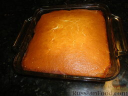 Самый вкусный ананасовый пирог: Вынимаем испеченный ананасовый пирог и переворачиваем его на тарелку.