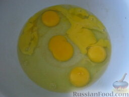 Творожная запеканка "Пасхальная": Включить духовку. Разбить в миску яйца.