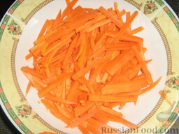 Салат из моркови и капусты "по-корейски": Морковь нарезать брусочками. Если у вас есть специальная терка, то, конечно, лучше воспользоваться ей.