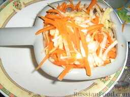 Салат из моркови и капусты "по-корейски": Опрокинуть в дуршлаг и отжать. Выделившуюся жидкость вылить, она не нужна.
