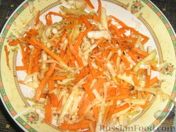 Салат из моркови и капусты "по-корейски": Добавить специи и чеснок в салат, хорошо перемешать.