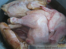 Холодец "Ассорти": Как приготовить холодец из курицы со свининой:    Все мясо почистить, порубить, помыть, замочить на несколько часов в холодной воде.